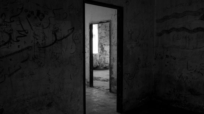 abandoned-architecture-black-and-white-745054